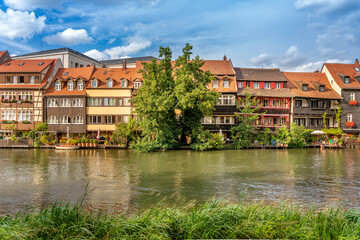 Fototapeta na wymiar Häuserzeile am Fluss Regnitz in Bamberg