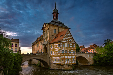 Obere Brücke und Altes Rathaus in Bamberg in der Abendstimmung
