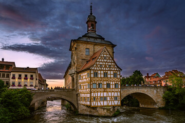 Obere Brücke mit Altem Rathaus in Bamberg in der Abenddämmerung
