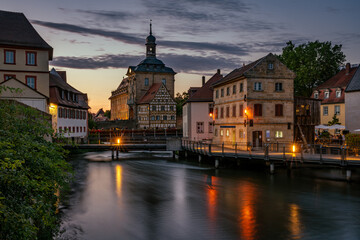 Fototapeta na wymiar Altes Rathaus und Geyerswörthsteg in Bamberg in der Abendstimmung
