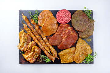 Traditional rohe Grillplatte mit Hamburger, Schnitzel und Steaks zubereitet für eine Sommer...