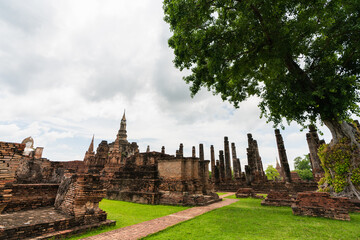 Obraz premium Sukhothai Historical Park It is an important temple of Sukhothai. Inside there is an important historical site. Pagoda Mahathat in the shape of Phum Khao Bin