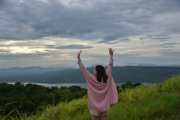 A woman was delighted to lodge in the midst of nature that she liked the good weather.