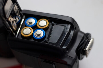 batteries in the device, installing batteries in the device, correct placement of batteries in the flash