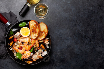 Mixed grilled seafood and white wine