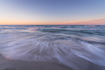 Popołudniowe morze, rozmyte fale, delikatne kolory. Minimalistyczne zdjęcie w spokojnych,...