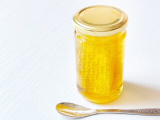 農家直送ハチの巣入りはちみつの　ホワイトバックの背景素材