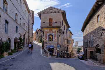Small square in ancient town of Assisi in Umbria, Italy - obrazy, fototapety, plakaty