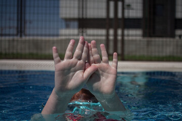 manos en la piscina