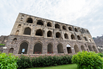 Obraz premium A structure with arches at the ancient Golconda Fort in the city of Hyderabad.