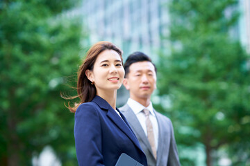 屋外のビジネスパーソンたち