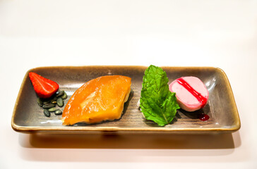 Eine Schale mit einem leckeren Dessert.
