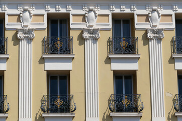 Naklejka premium Détail d'une magnifique façade et des fenêtres d'un beau bâtiment à Nice