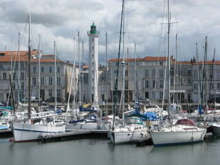 La Rochelle : phare du quai Valin et port de plaisance