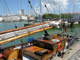 Port de La Rochelle : ancien voilier  en bois à quai