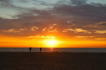 Zwei Menschen im Sonnenuntergang