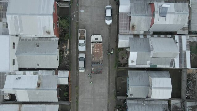 toma cenital, 4 personas recolectando basura.