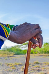 Masai en gros plan regardant le volcan sacré de Ol Doinyo Lengaï en Tanzanie