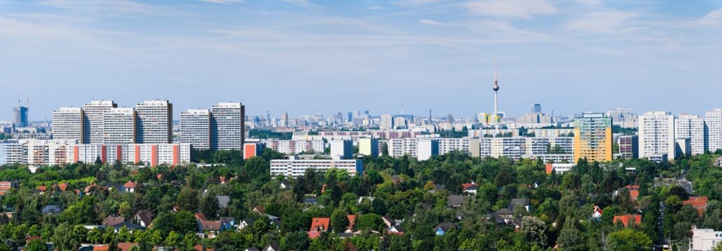 Blick auf Berlin von der Aussichtsplattform Wolkenhain in Marzahn.