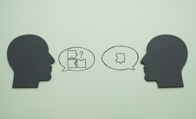 Heads and puzzles in speech bubbles. Leadership and problems solving concept.