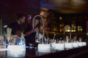 Barmaid en action