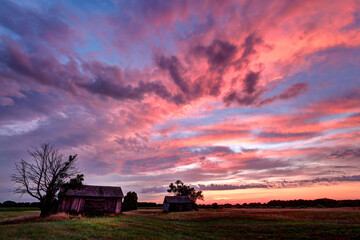 Pink sunset , Różowy zachód Słońca , kolorowe chmury, stare domy, stara stodoła , chmury,...