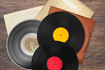 Obraz premium Playing vinyl records. Listening to music from vinyl record player. Vintage music style.