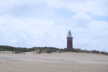 Blick auf einen Leuchtturm am Nordsee Strand