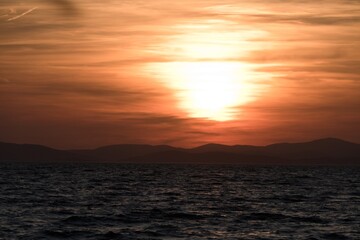 Obraz premium beautiful romantic sunset at the sea in adriatic