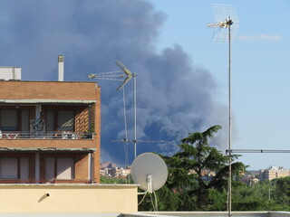 Densa nube nera di un grosso incendio a Roma - Dense black cloud of a big fire in Rome - obrazy, fototapety, plakaty