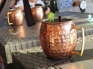 Bicchiere moscow mule durante un aperitivo -Moscow mule glass during an aperitif