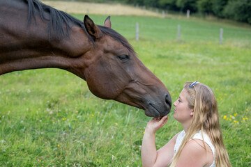 Pferd mit Besitzerin/Reiterin/Pferdehalterin