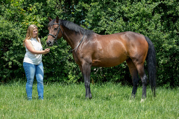 Pferd mit Besitzerin/Reiterin/Pferdehalterin