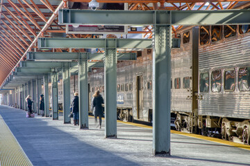 People wait for a the trains to allow boarding after work © Kevin