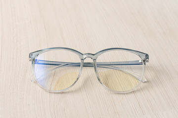 Marcos semitransparentes acrílicos de par de lentes sobre fondo rayado. Salud visual, cuidado del ojo
