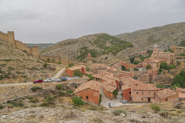 Muralla de Albarracín junto a als casa de la ciudad