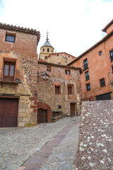 Fototapeta na wymiar Angostas y medievales calles empinadas de Albarracín