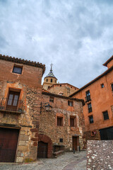 Fototapeta na wymiar Albarracín y sus angostas y medievales casas y calles de color terracota