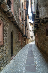 Fototapeta na wymiar Albarracín y sus angostas y medievales casas y calles de color terracota