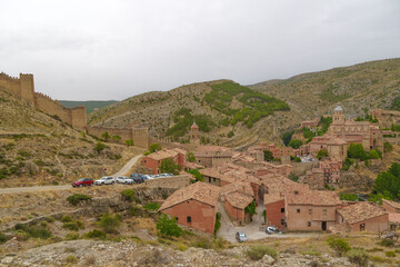 Muralla de Albarracín junto a als casa de la ciudad