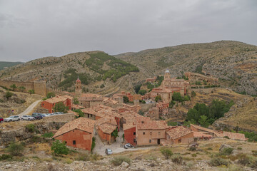 Fototapeta na wymiar Cenital sobre los tejados de las casa de Albarracín junto a las murallas