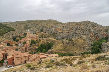 Fototapeta na wymiar Catedral del Salvador de Albarracín vista panoramica sobre la ciudad