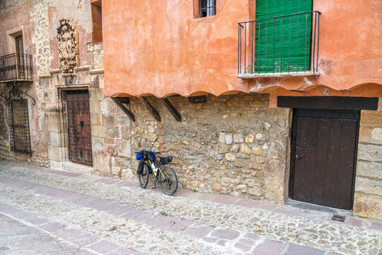 Bicicleta equipada para bikepacking en las calles de Albarrac&iacute;n