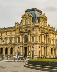 Fototapeta na wymiar Louvre museum exterior