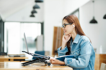 Young woman study in front of the laptop computer at home.