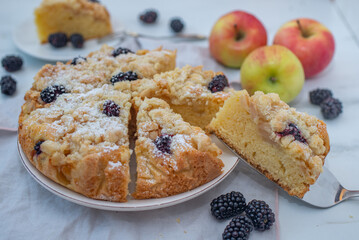 blackberry apple pie with streusel