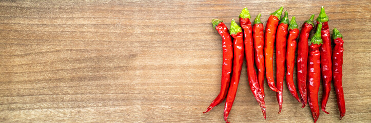 唐辛子、木目の背景