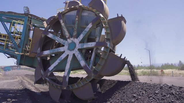 The big stacker machine loads the coal onto the conveyor belt.
Coal pouring and loading process.
