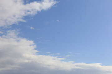 雲が覆いつつある青空