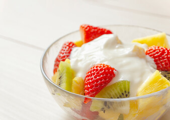 Yogurt and fruit in a glass bowl. Yogurt, fruit, vitamins, nutrients, breakfast, dessert, etc.　 ガラスの器に入ったヨーグルトとフルーツ。ヨーグルト、フルーツ、ビタミン、栄養素、朝食、デザートなど